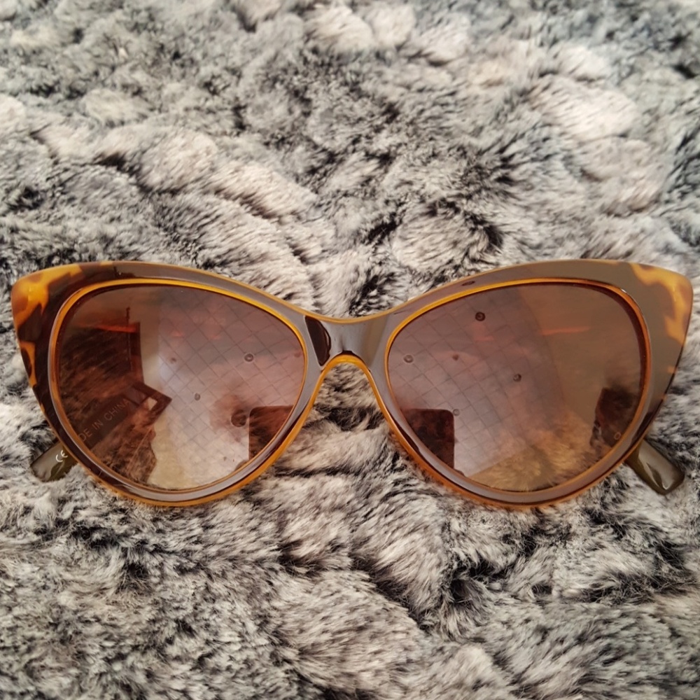 Vintage tortoise shell cat eye sunnies
